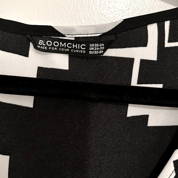 Bloomchic 22-24 Plus, V-neck Blouse Beautiful black w/white, very elegant! - Picture 2 of 13